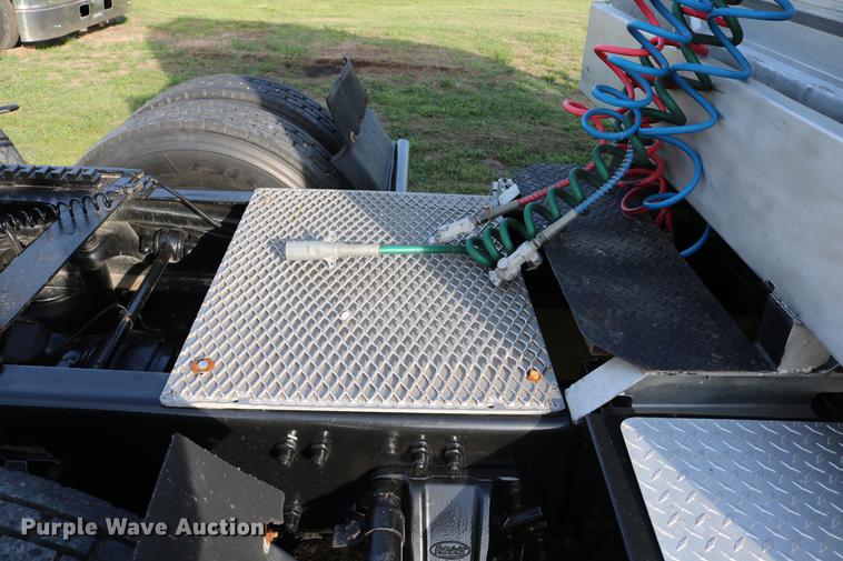 image for item DD4256 2006 Peterbilt 387 semi truck