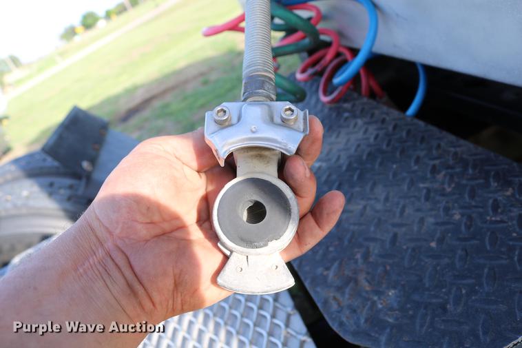 image for item DD4256 2006 Peterbilt 387 semi truck