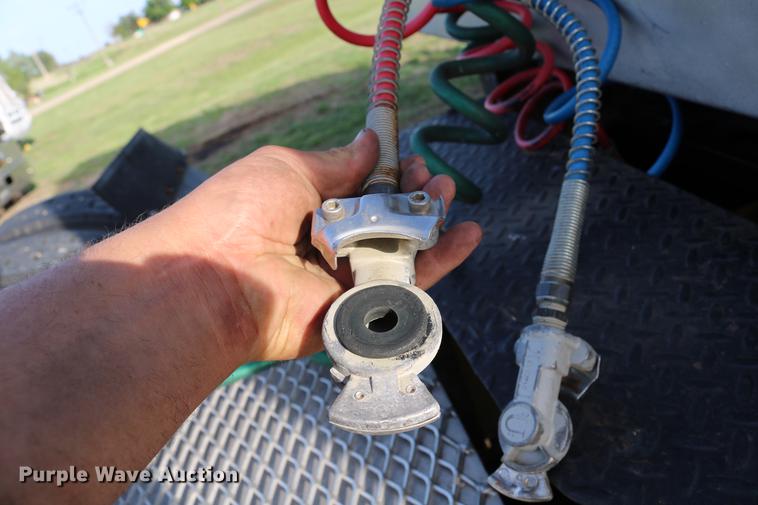 image for item DD4256 2006 Peterbilt 387 semi truck