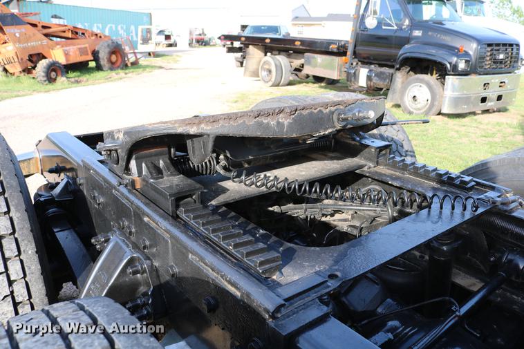 image for item DD4256 2006 Peterbilt 387 semi truck