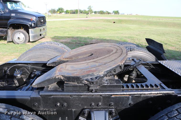 image for item DD4256 2006 Peterbilt 387 semi truck