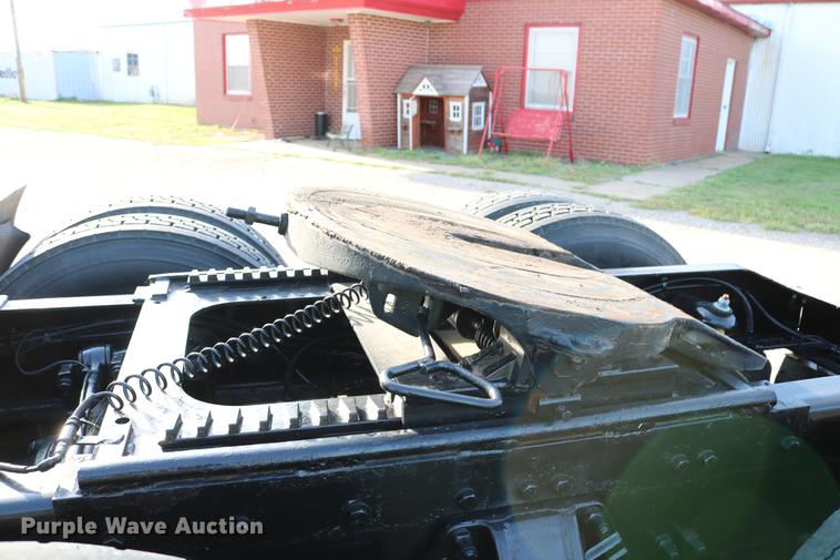 image for item DD4256 2006 Peterbilt 387 semi truck