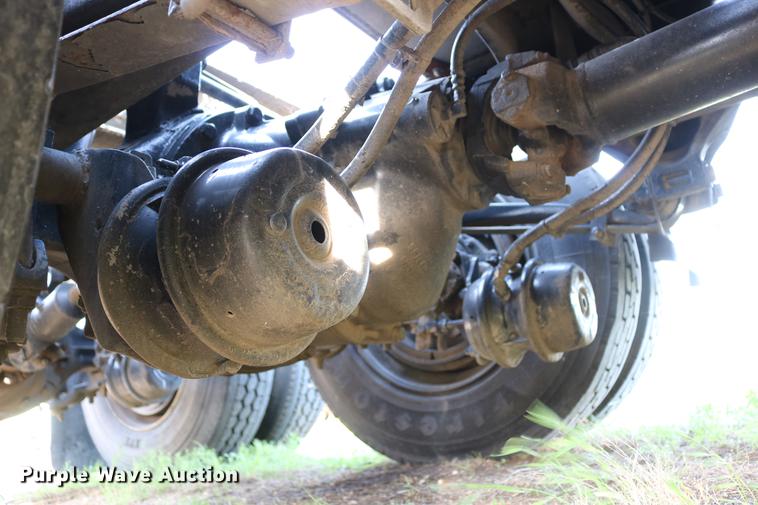 image for item DD4256 2006 Peterbilt 387 semi truck