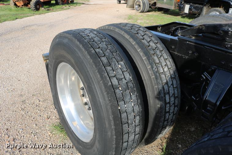 image for item DD4256 2006 Peterbilt 387 semi truck