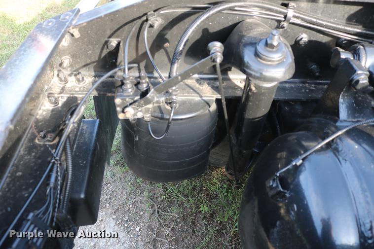 image for item DD4256 2006 Peterbilt 387 semi truck