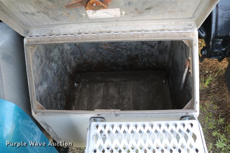 image for item DD4256 2006 Peterbilt 387 semi truck