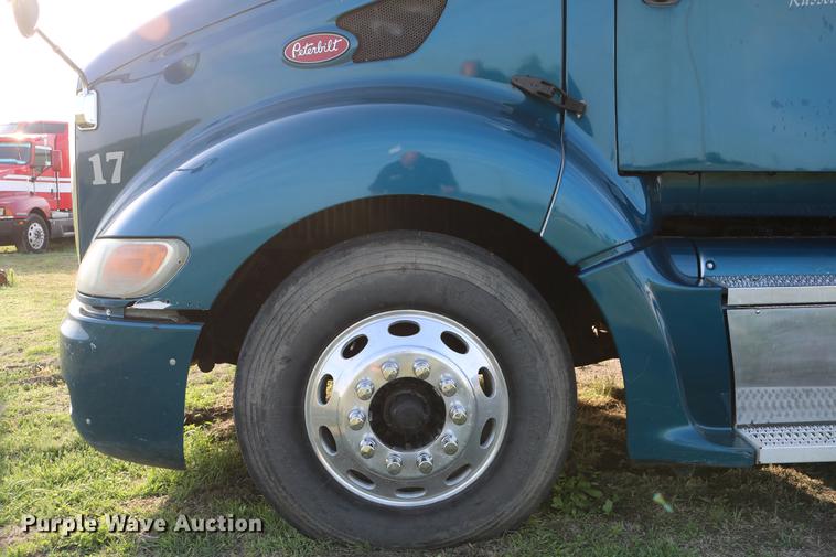 image for item DD4256 2006 Peterbilt 387 semi truck