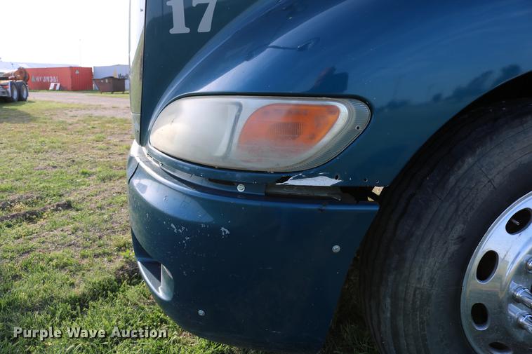 image for item DD4256 2006 Peterbilt 387 semi truck