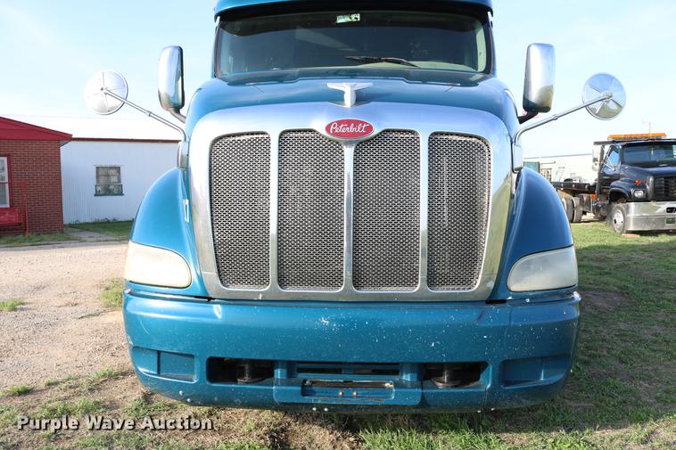 image for item DD4256 2006 Peterbilt 387 semi truck