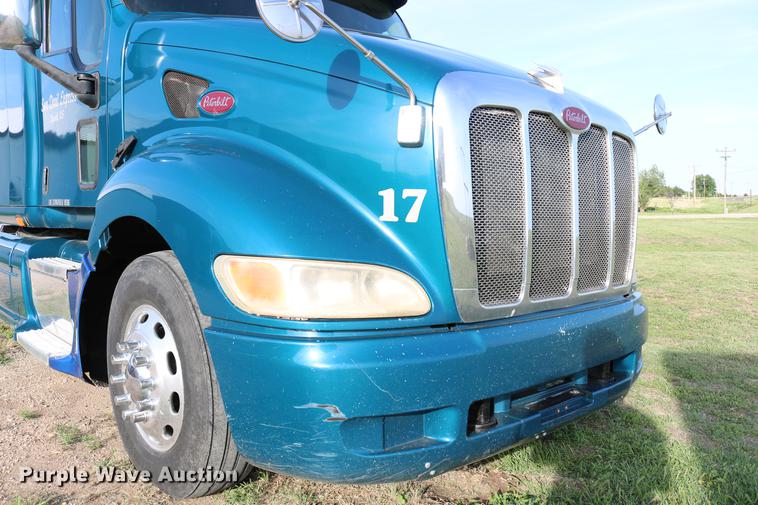 image for item DD4256 2006 Peterbilt 387 semi truck
