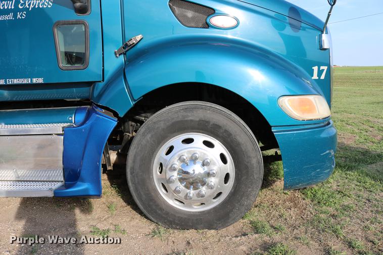 image for item DD4256 2006 Peterbilt 387 semi truck