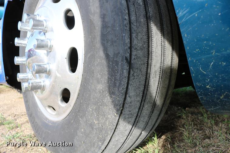 image for item DD4256 2006 Peterbilt 387 semi truck