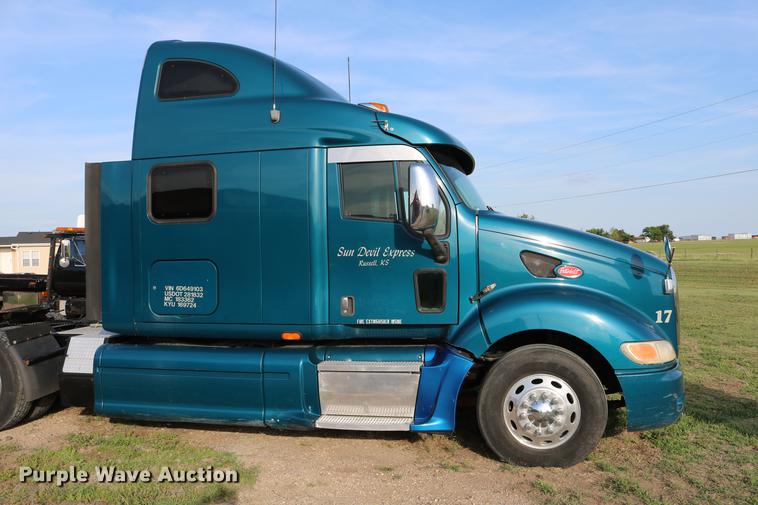 image for item DD4256 2006 Peterbilt 387 semi truck