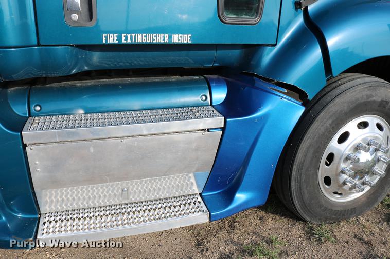 image for item DD4256 2006 Peterbilt 387 semi truck