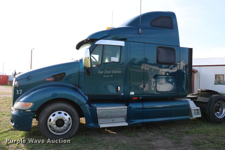 image for item DD4256 2006 Peterbilt 387 semi truck
