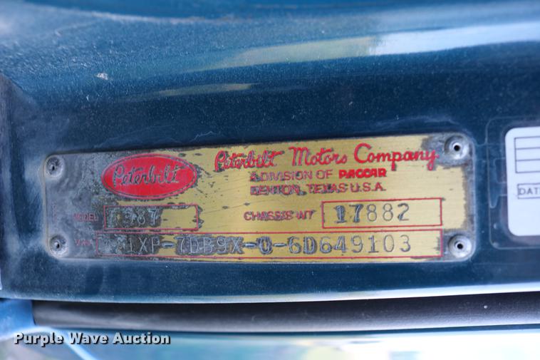 image for item DD4256 2006 Peterbilt 387 semi truck