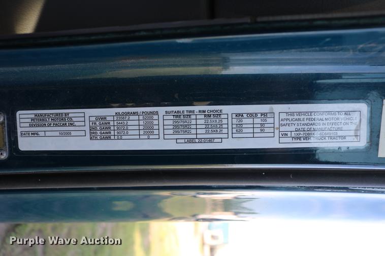 image for item DD4256 2006 Peterbilt 387 semi truck