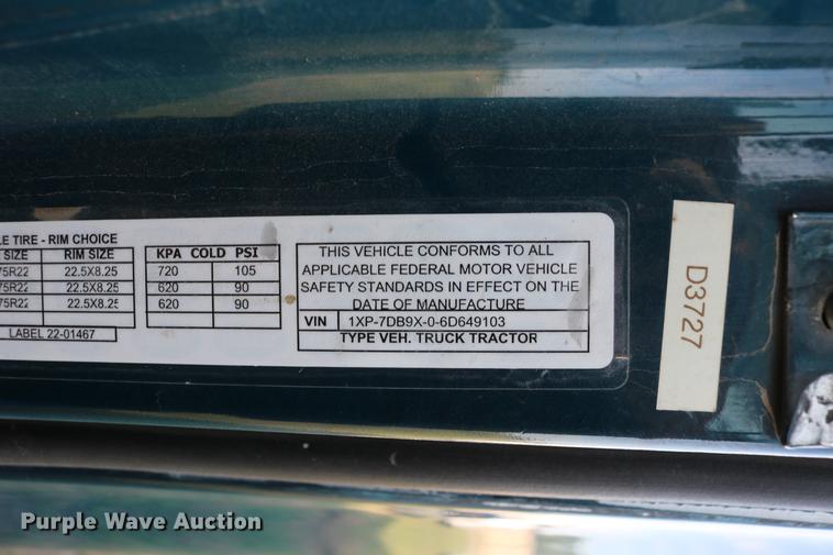 image for item DD4256 2006 Peterbilt 387 semi truck