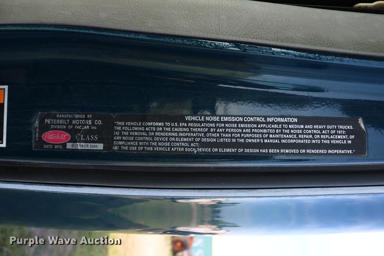 image for item DD4256 2006 Peterbilt 387 semi truck