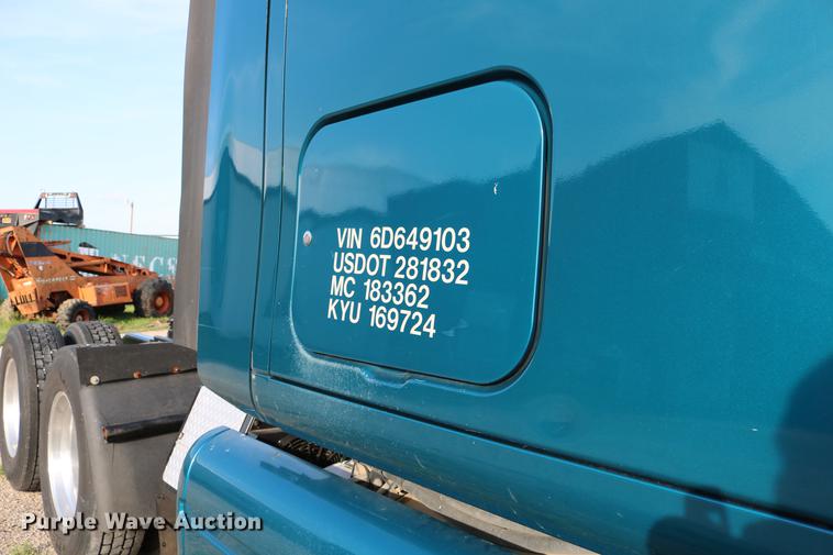 image for item DD4256 2006 Peterbilt 387 semi truck