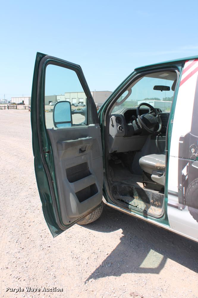 image for item DD5261 2010 Ford E350 Super Duty van