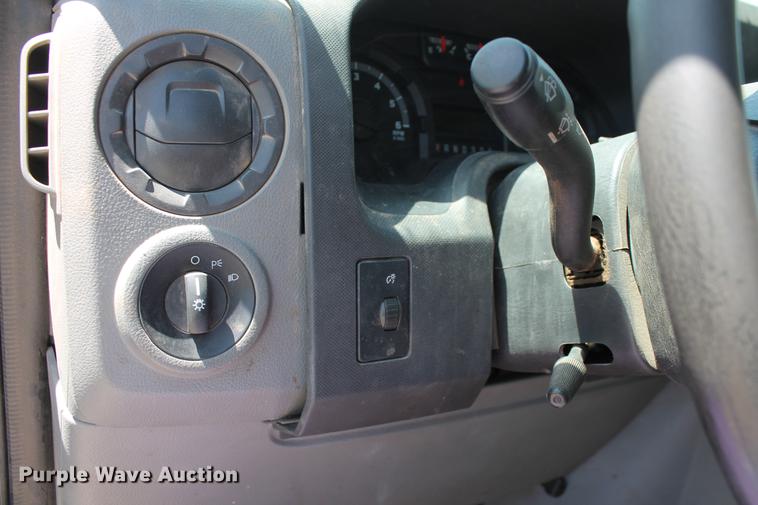 image for item DD5261 2010 Ford E350 Super Duty van