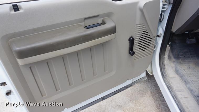 image for item DD7714 2010 Ford F350 Super Duty pickup truck cab and chassis