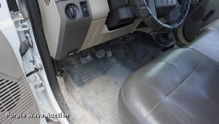 image for item DD7714 2010 Ford F350 Super Duty pickup truck cab and chassis