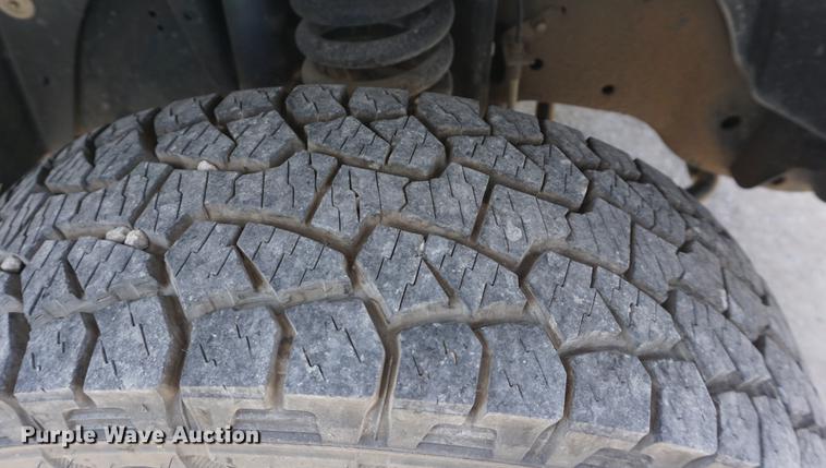 image for item DD7714 2010 Ford F350 Super Duty pickup truck cab and chassis