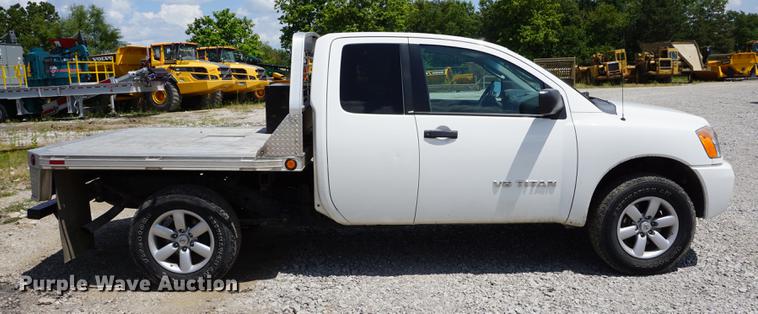 image for item DD7847 2011 Nissan Titan King Cab flatbed pickup truck
