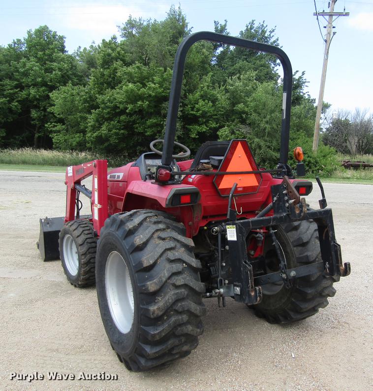 image for item DD8905 Mahindra 2816 HFWD tractor