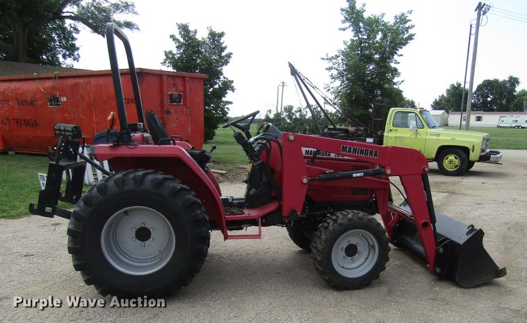 image for item DD8905 Mahindra 2816 HFWD tractor