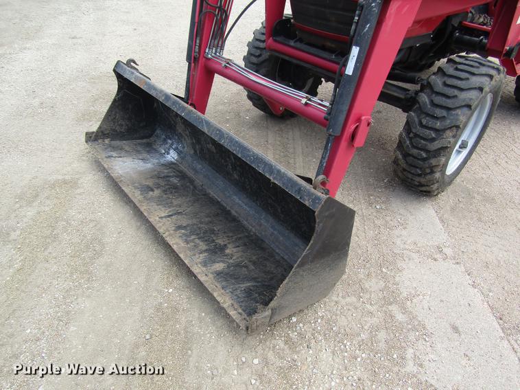 image for item DD8905 Mahindra 2816 HFWD tractor