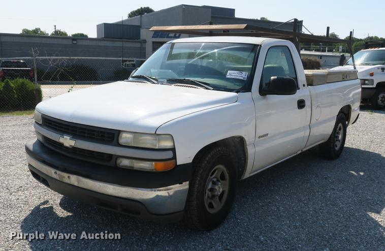 image for item DE3781 2002 Chevrolet Silverado 1500 pickup truck