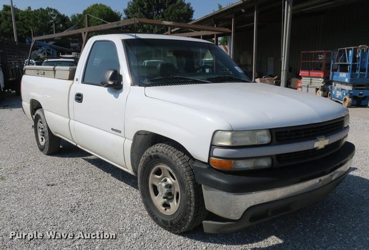 image for item DE3781 2002 Chevrolet Silverado 1500 pickup truck