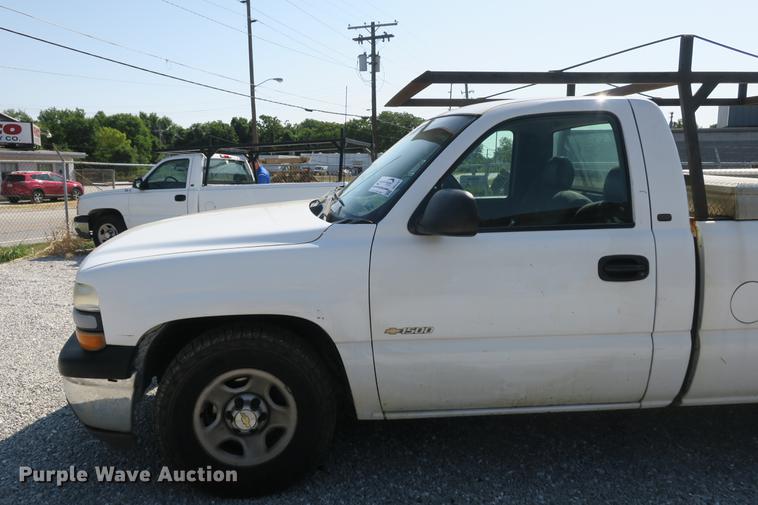 image for item DE3781 2002 Chevrolet Silverado 1500 pickup truck