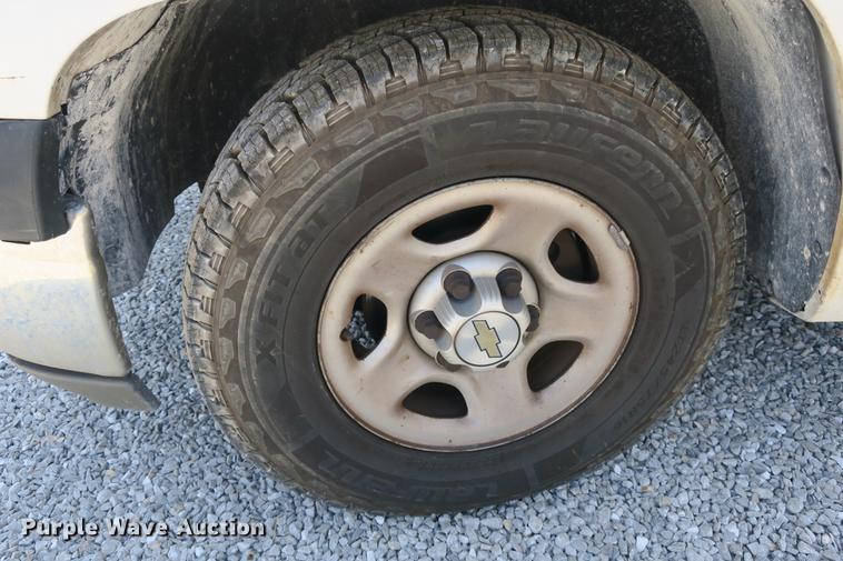 image for item DE3781 2002 Chevrolet Silverado 1500 pickup truck