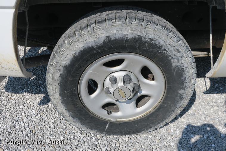 image for item DE3781 2002 Chevrolet Silverado 1500 pickup truck