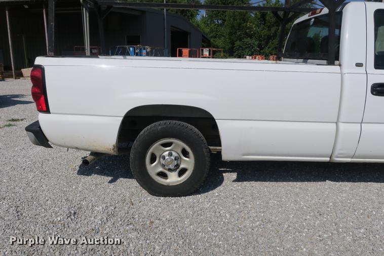 image for item DE3782 2004 Chevrolet Silverado 1500 pickup truck