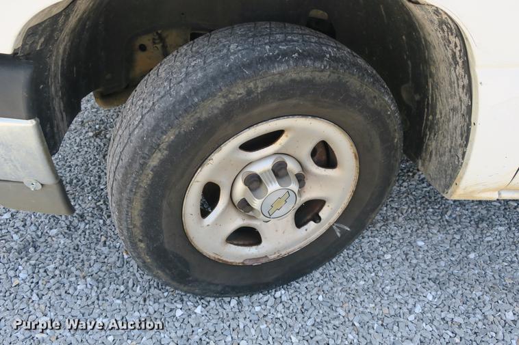 image for item DE3782 2004 Chevrolet Silverado 1500 pickup truck