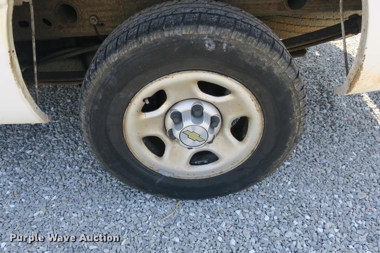 image for item DE3782 2004 Chevrolet Silverado 1500 pickup truck