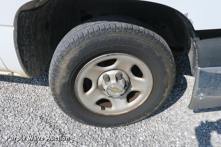 image for item DE3782 2004 Chevrolet Silverado 1500 pickup truck