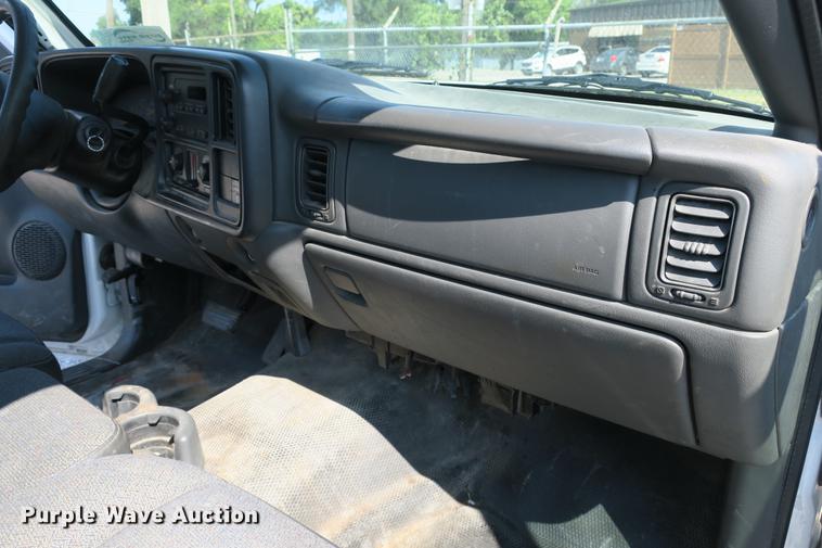image for item DE3782 2004 Chevrolet Silverado 1500 pickup truck
