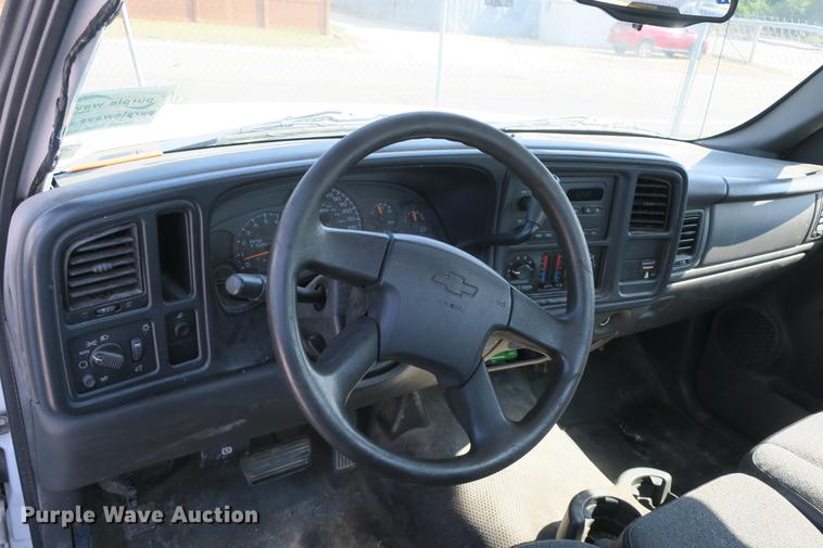 image for item DE3782 2004 Chevrolet Silverado 1500 pickup truck