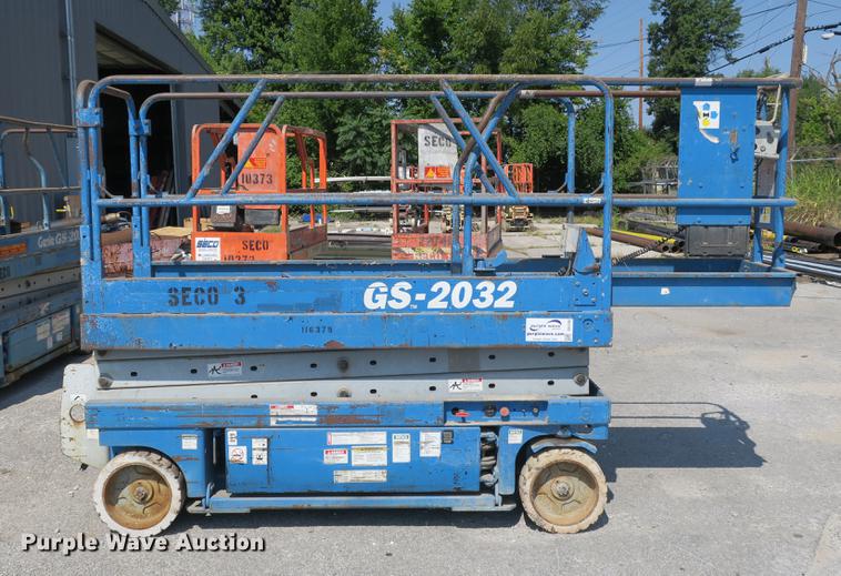 image for item DE3783 1999 Genie GS-2032 scissor lift