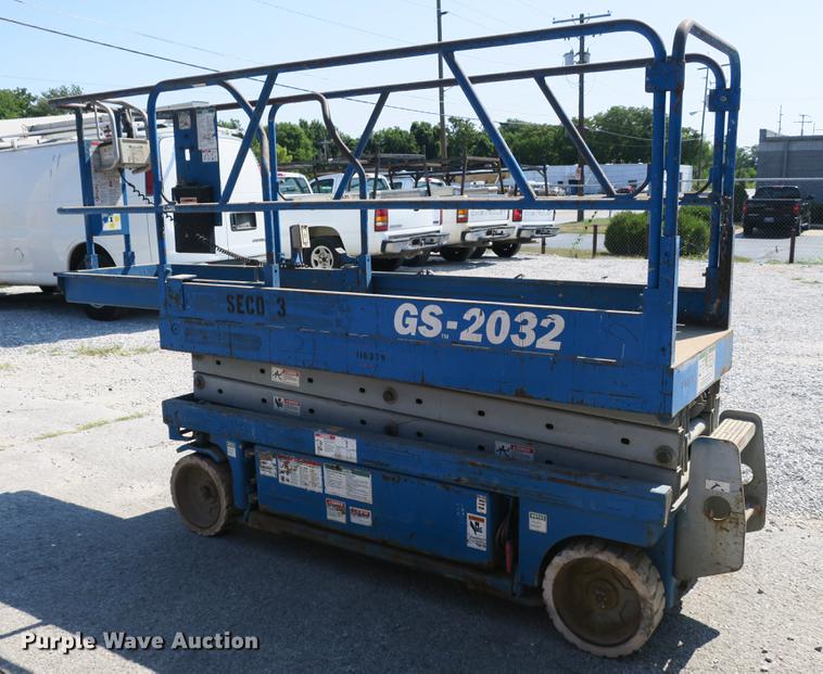 image for item DE3783 1999 Genie GS-2032 scissor lift
