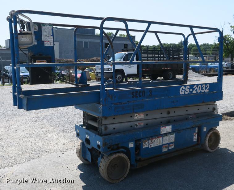 image for item DE3783 1999 Genie GS-2032 scissor lift