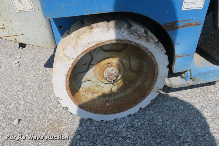 image for item DE3783 1999 Genie GS-2032 scissor lift