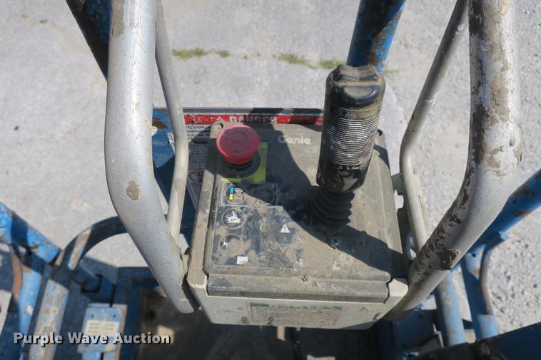 image for item DE3783 1999 Genie GS-2032 scissor lift