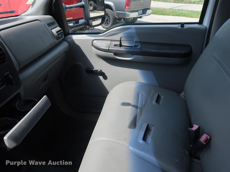 image for item DF2314 2006 Ford F450 Super Duty flatbed truck